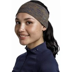 Buff Dryflx Headband Kaki -Vêtements De Sport main 6bad28a1723cfabf 118098 315 2023 06 07t14 31 35z 3baa