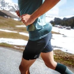 Compressport Free Belt Vert -Vêtements De Sport main 9 92600 free belt green gables s pine cu00012b 616 03 5fa4