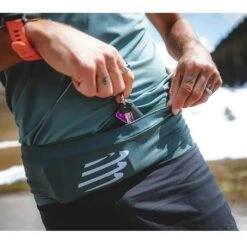 Compressport Free Belt Vert -Vêtements De Sport main 9 92600 free belt green gables s pine cu00012b 616 04 1716
